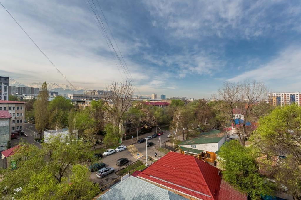 Svetlaya Quartira Riadom S Parkom Gorcogo Almaty Exterior foto
