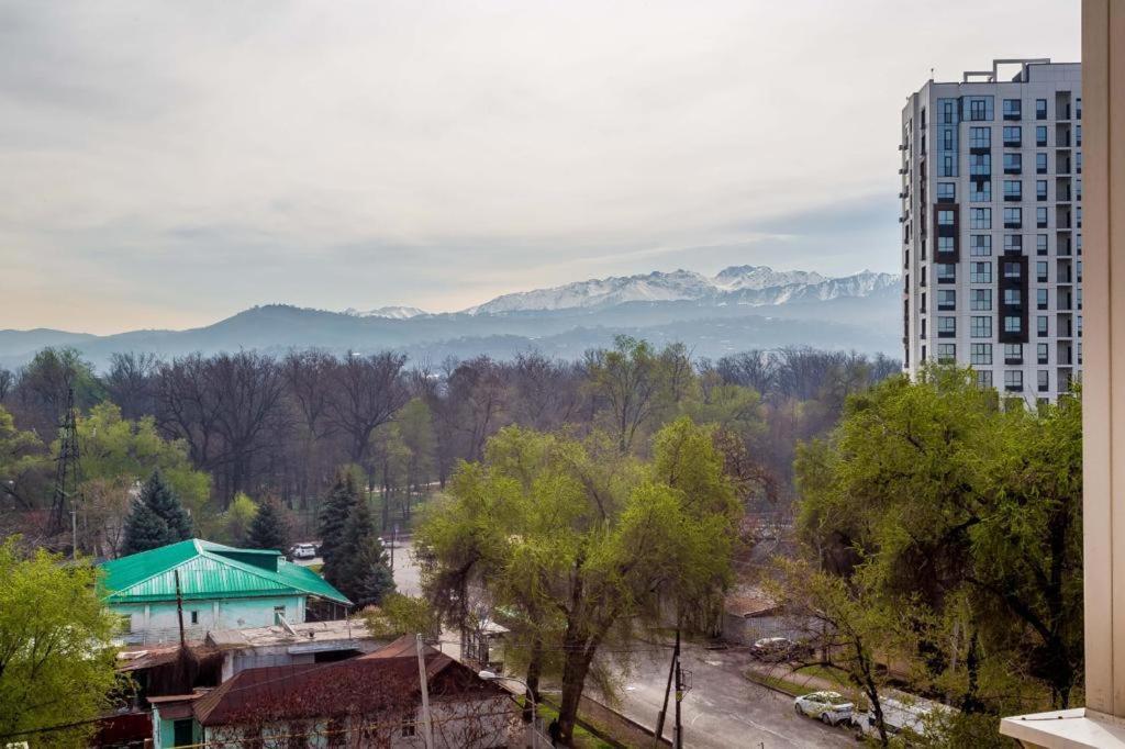 Svetlaya Quartira Riadom S Parkom Gorcogo Almaty Exterior foto