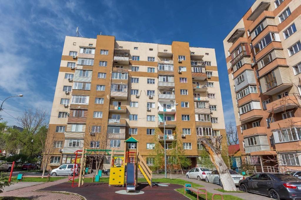 Svetlaya Quartira Riadom S Parkom Gorcogo Almaty Exterior foto